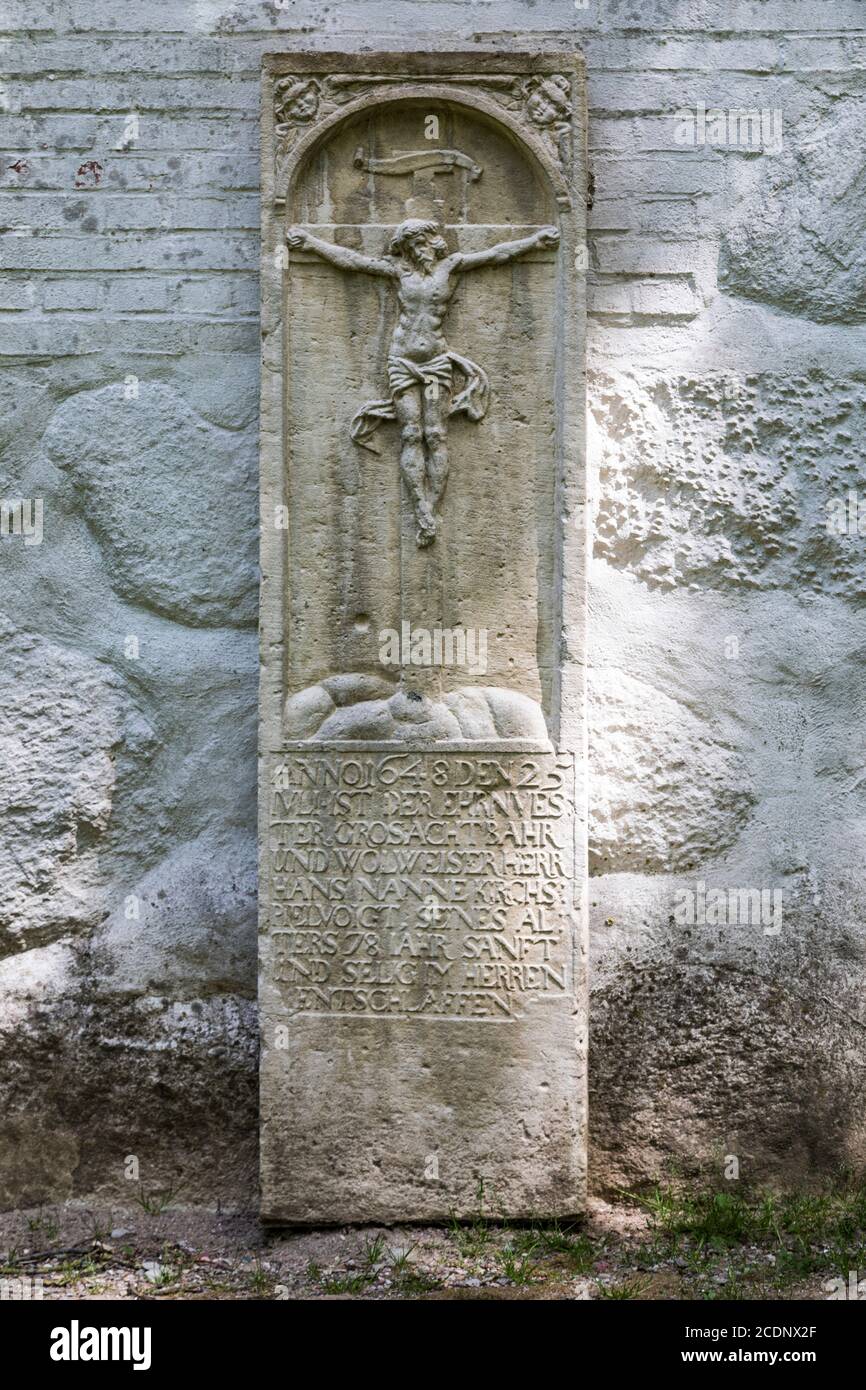 Chiesa di San Laurentius della parrocchia di Lunden e il cimitero di famiglia dei secoli 15 e 16 nel cortile Foto Stock