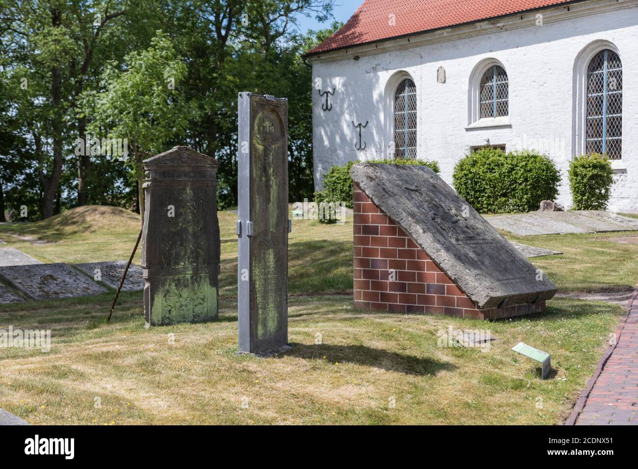 Chiesa di San Laurentius della parrocchia di Lunden e il cimitero di famiglia dei secoli 15 e 16 nel cortile Foto Stock