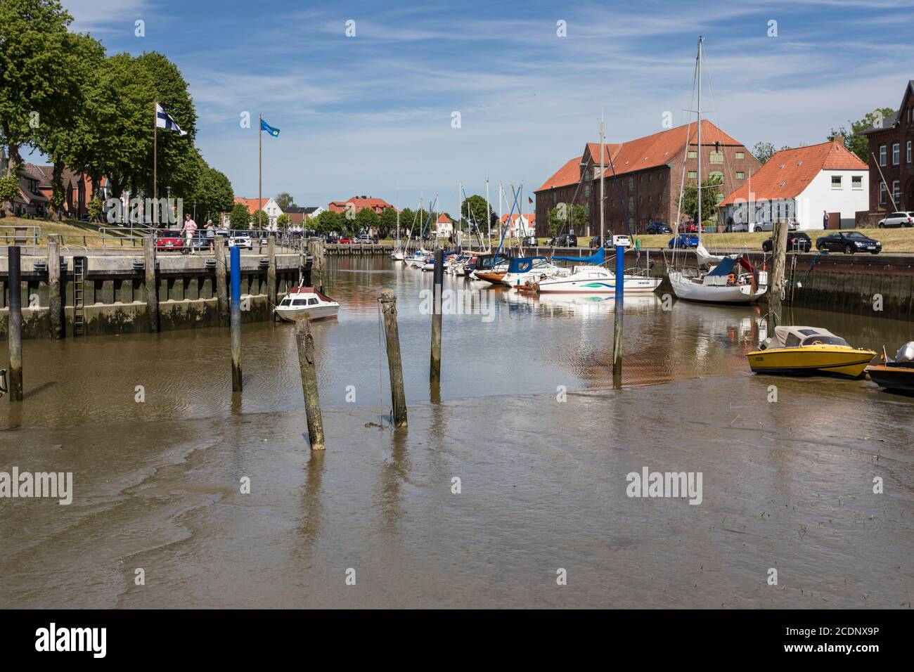 Porto interno della città di Tonning in Nord Frisia con la grande casa di imballaggio dal 1783 Foto Stock