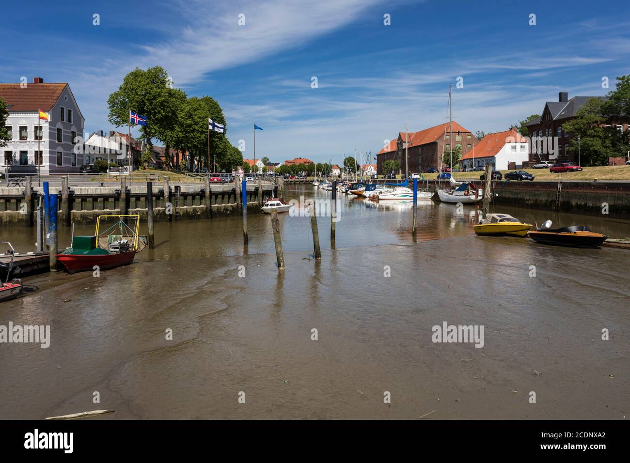 Porto interno della città di Tonning in Nord Frisia con la grande casa di imballaggio dal 1783 Foto Stock