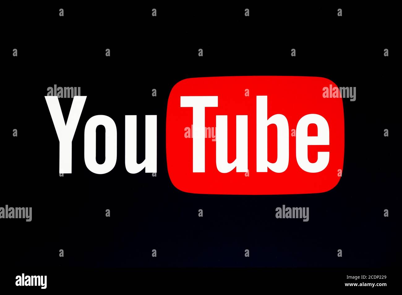 Roanne, Francia - 31 maggio 2020: Logo YouTube su una parete. YouTube è una piattaforma americana di condivisione video online con sede a San Bruno, California Foto Stock
