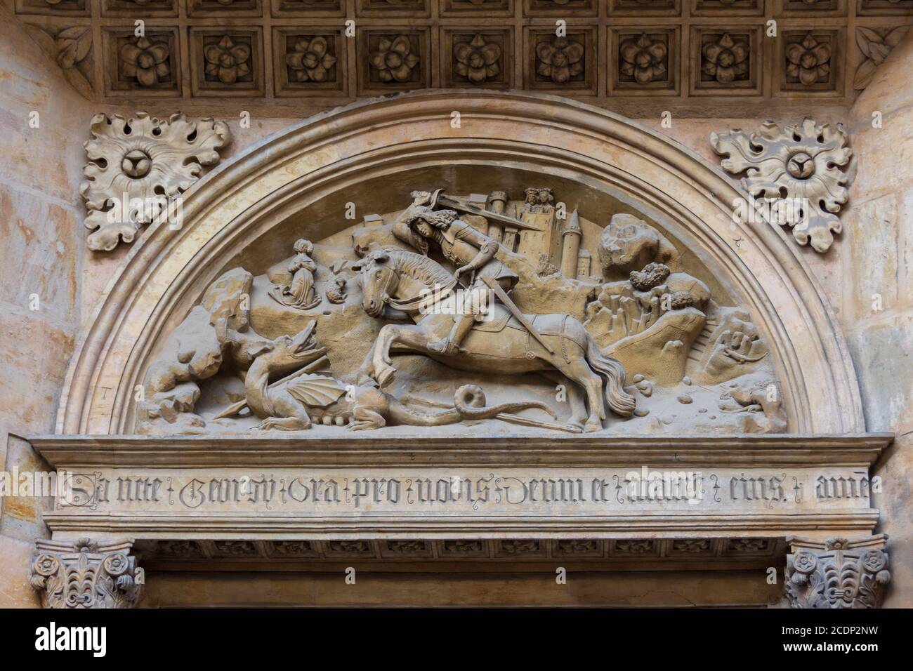 Scultura di San Giorgio e il drago. Basilica di San Giorgio Portale Sud, Praga, repubblica Ceca Foto Stock