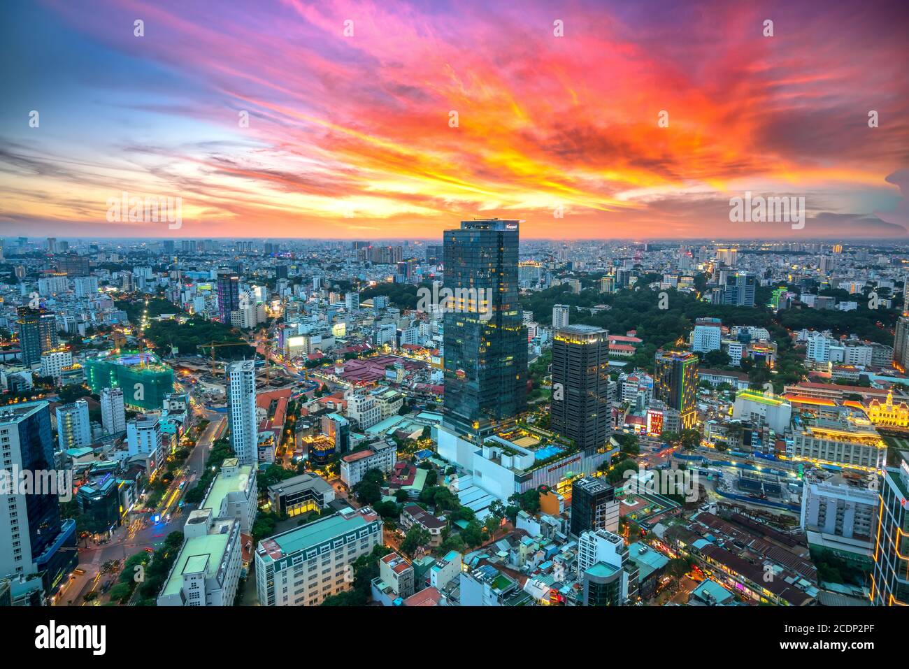Vista dall'alto dello skyline di Saigon quando il sole splende nelle aree urbane con alti edifici lungo il paese di sviluppo Road show ad ho Chi Minh, Vietnam Foto Stock