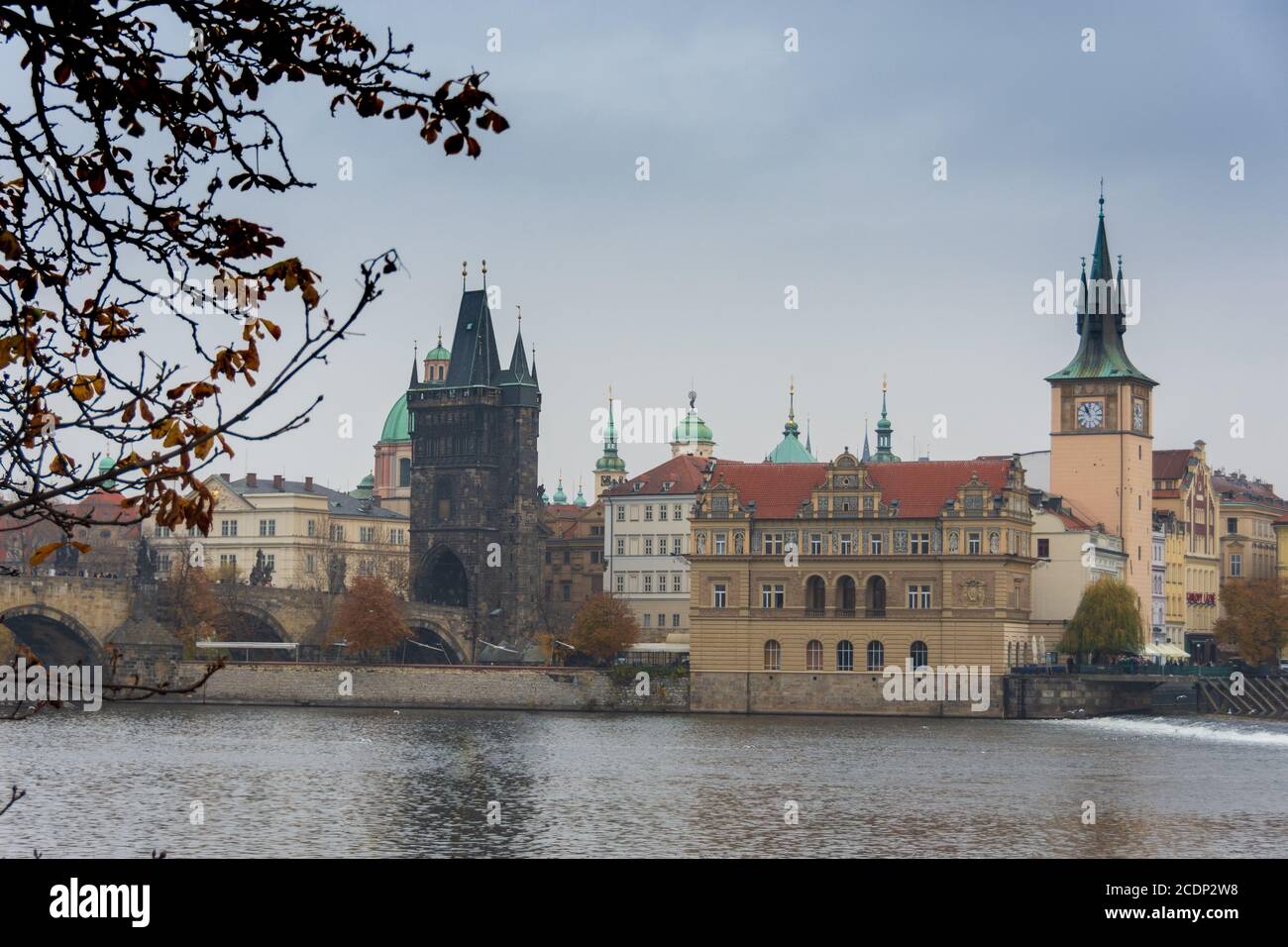 Torre gotica del ponte Carlo sul fiume Moldava e nove Mesto, Praga, repubblica Ceca Foto Stock