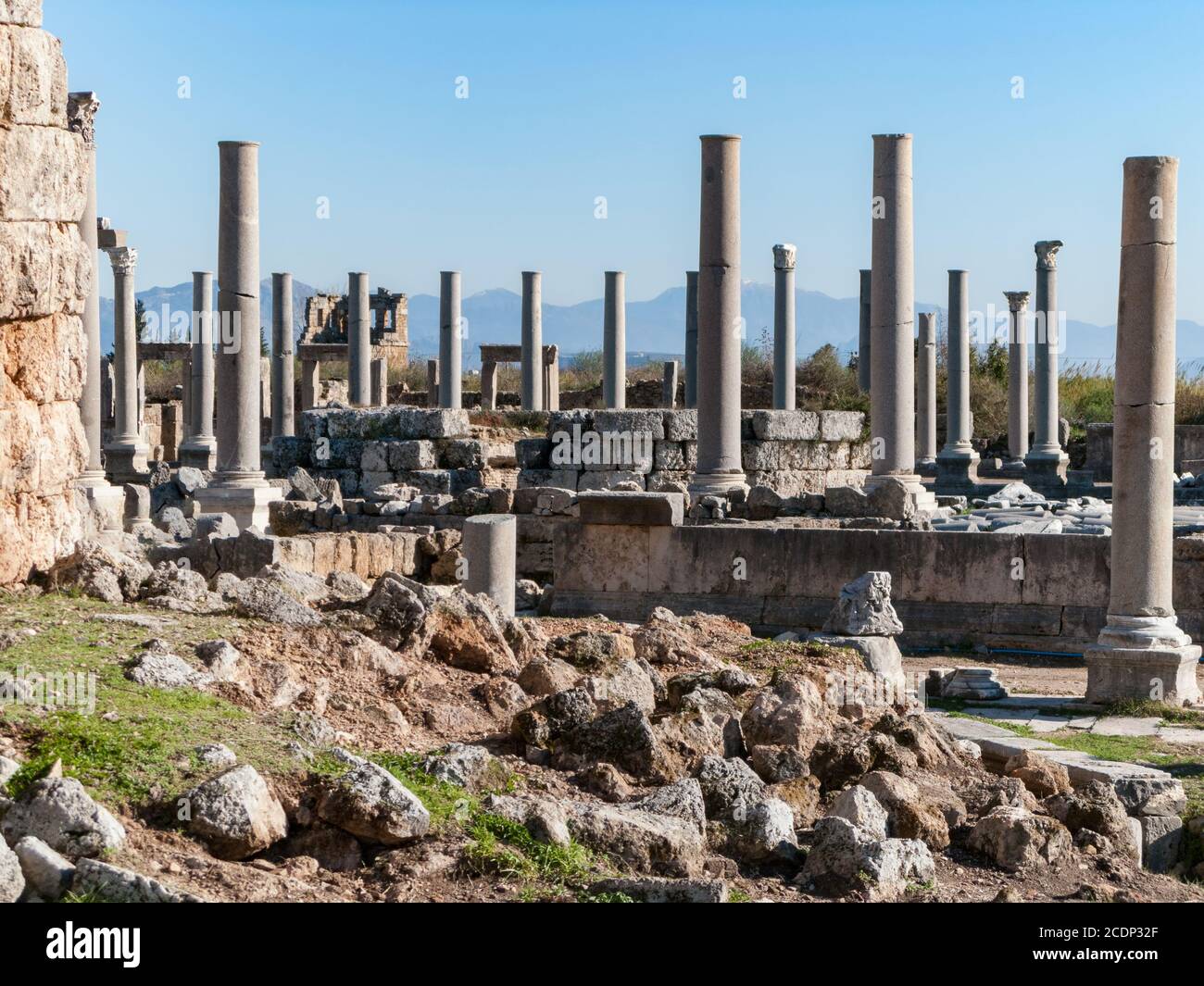 Perge Vista ad agora con i resti della circolare tempio della dea della fortuna Tyche e il Foto Stock