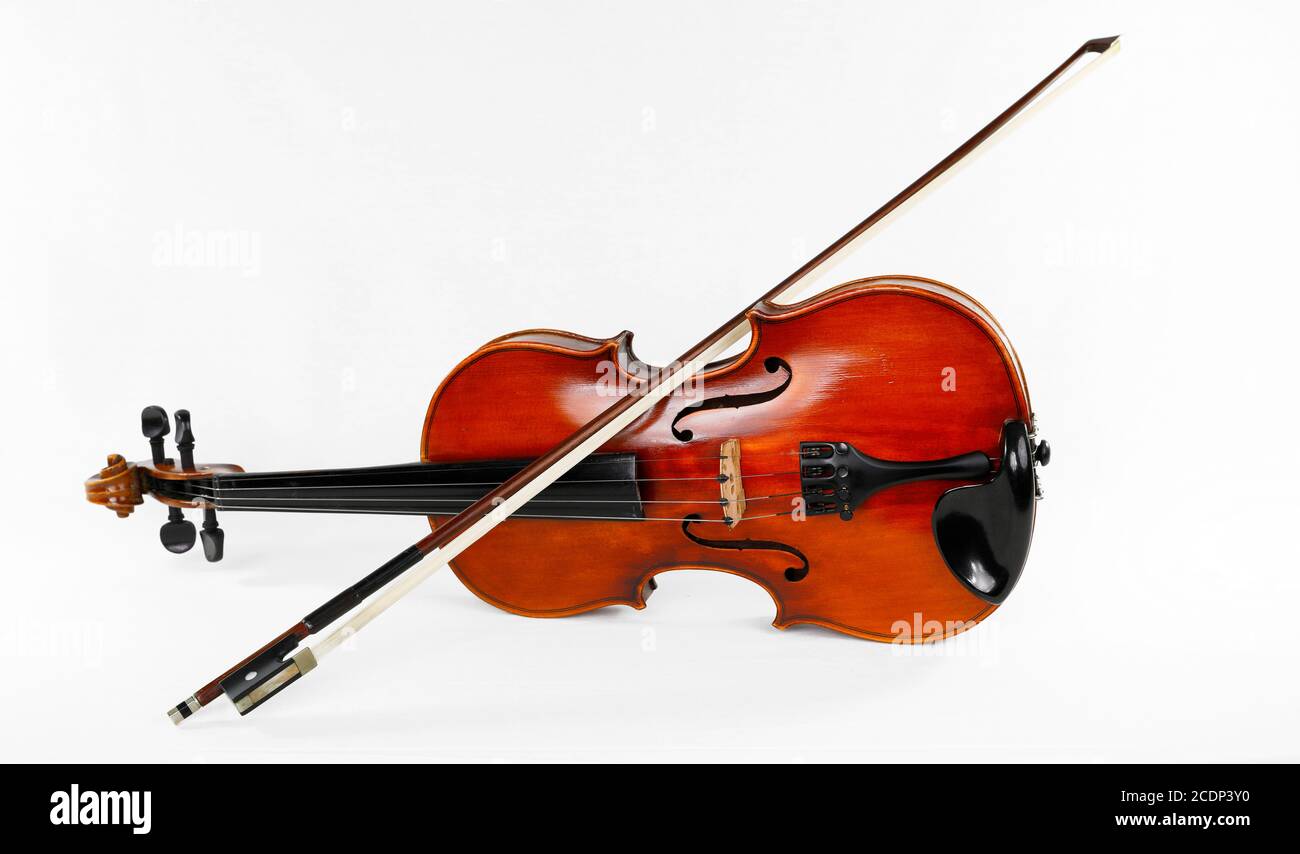 Un violino con arco isolato su sfondo bianco Foto Stock