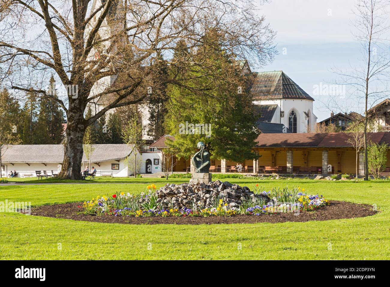 Oberstdorf, Kurpark, Blumenrabatte, Bronzefigur, Baviera, Germania Foto Stock