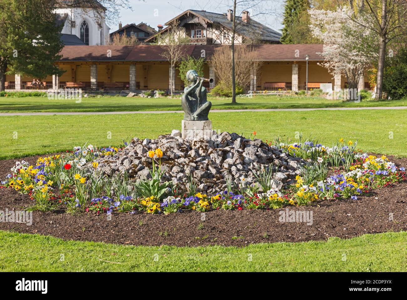 Oberstdorf, Kurpark, Blumenrabatte, Bronzefigur, Baviera, Germania Foto Stock