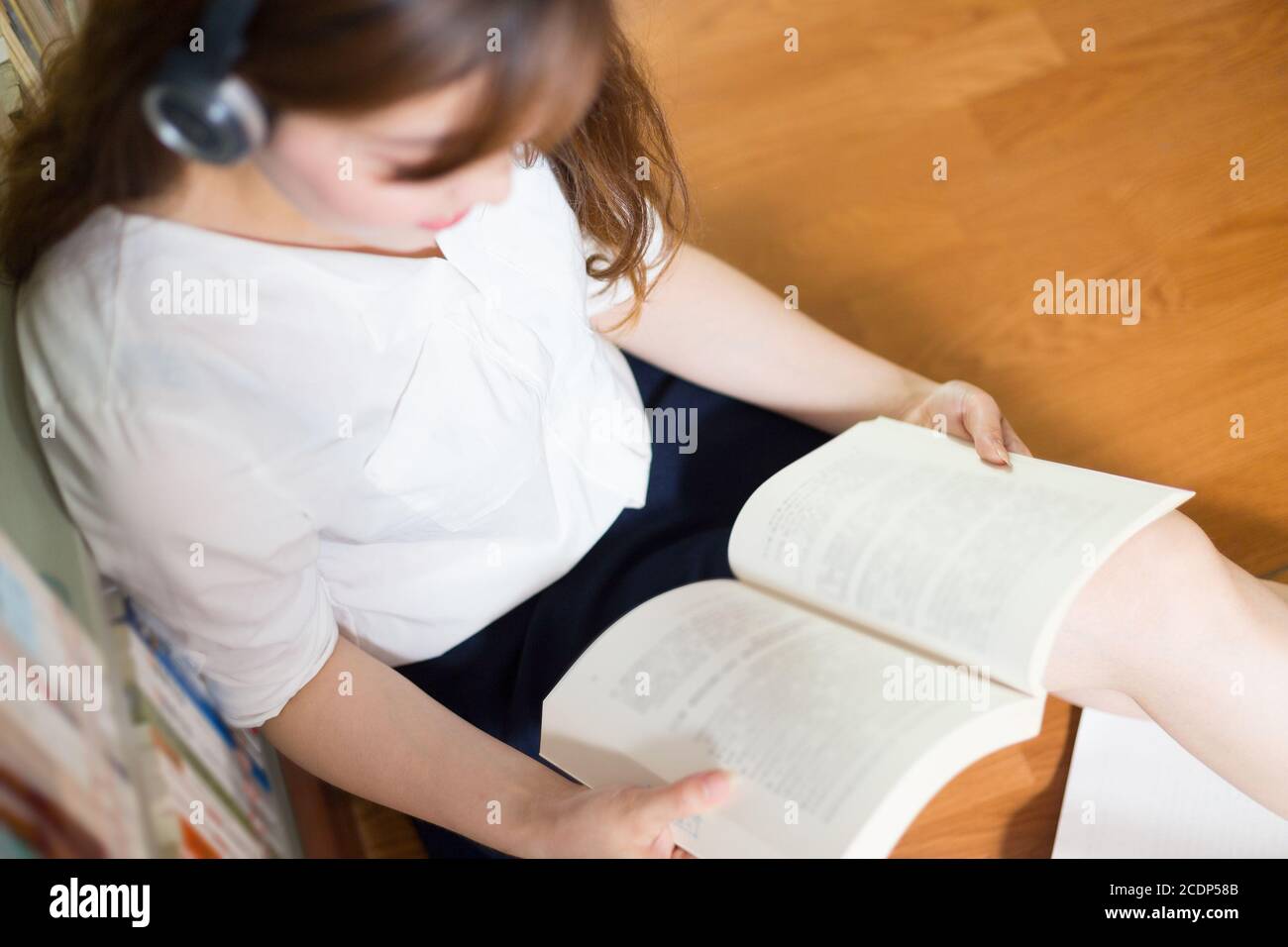 Giovane bella ragazza asiatica studentessa universitaria in biblioteca Foto Stock