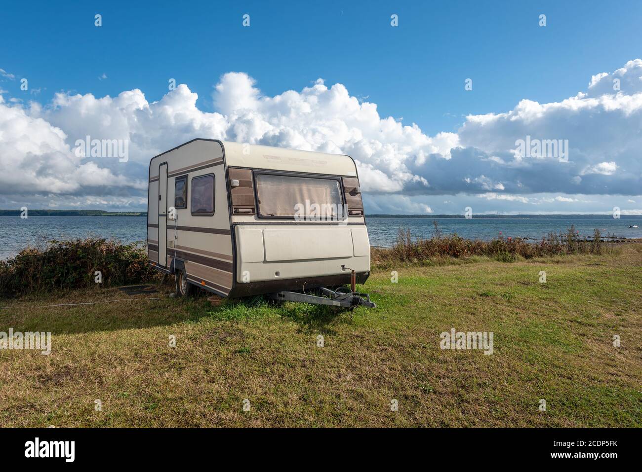 Alter Wohnwagen am Meer Foto Stock
