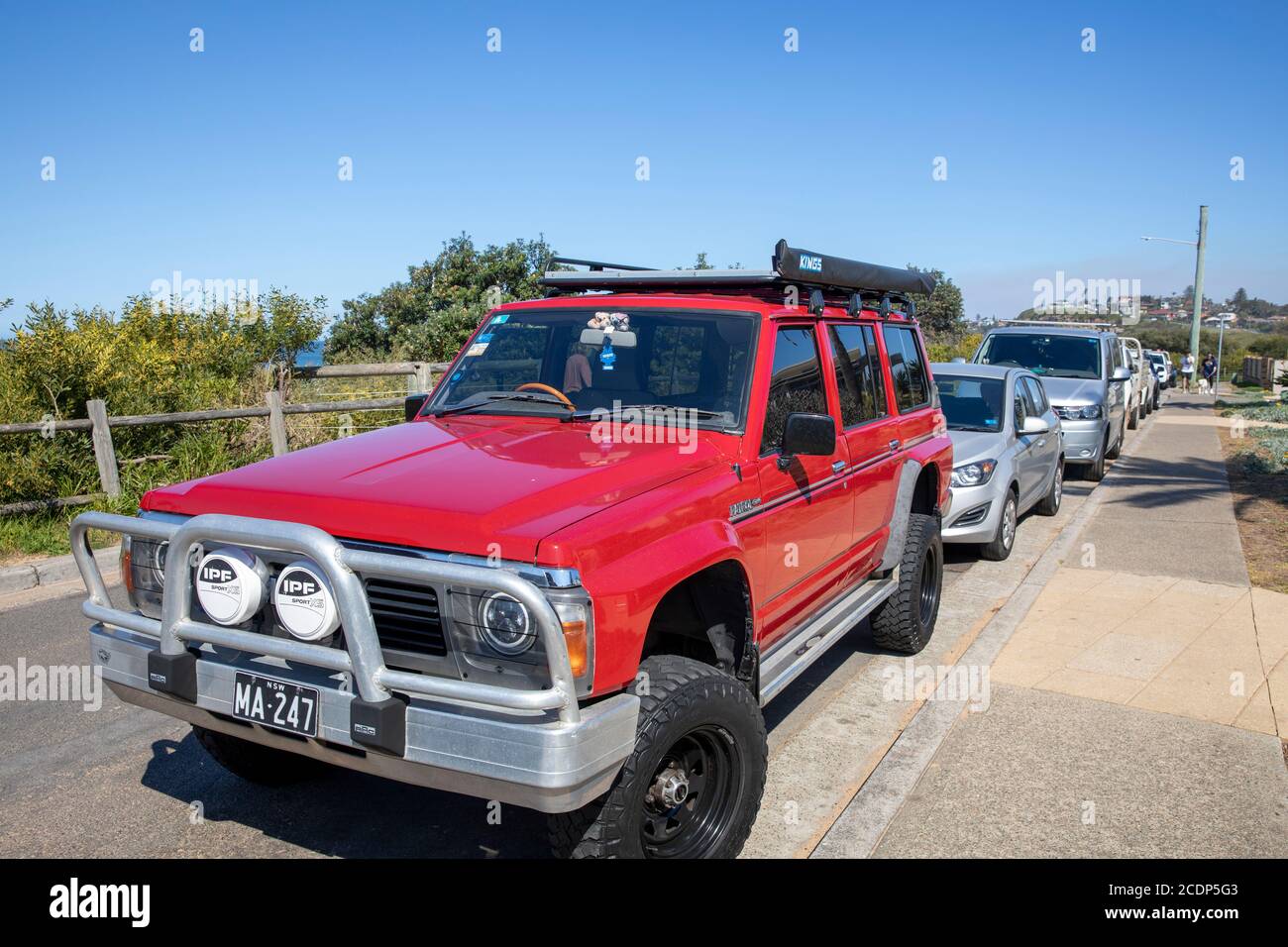 Fuoristrada rosso modello 1990 Nissan 4x4 veicolo pattugliatore parcheggiato a Sydney, NSW, Australia Foto Stock