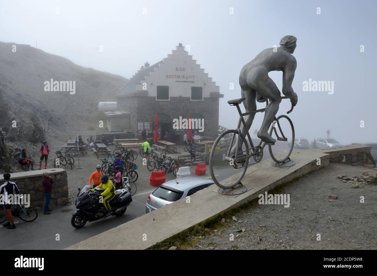 La cima del col du Tourmalet nella catena montuosa dei Pirenei (2115 m), Francia meridionale. Un'opera d'arte rende omaggio ai ciclisti del Tour de France. Foto Stock
