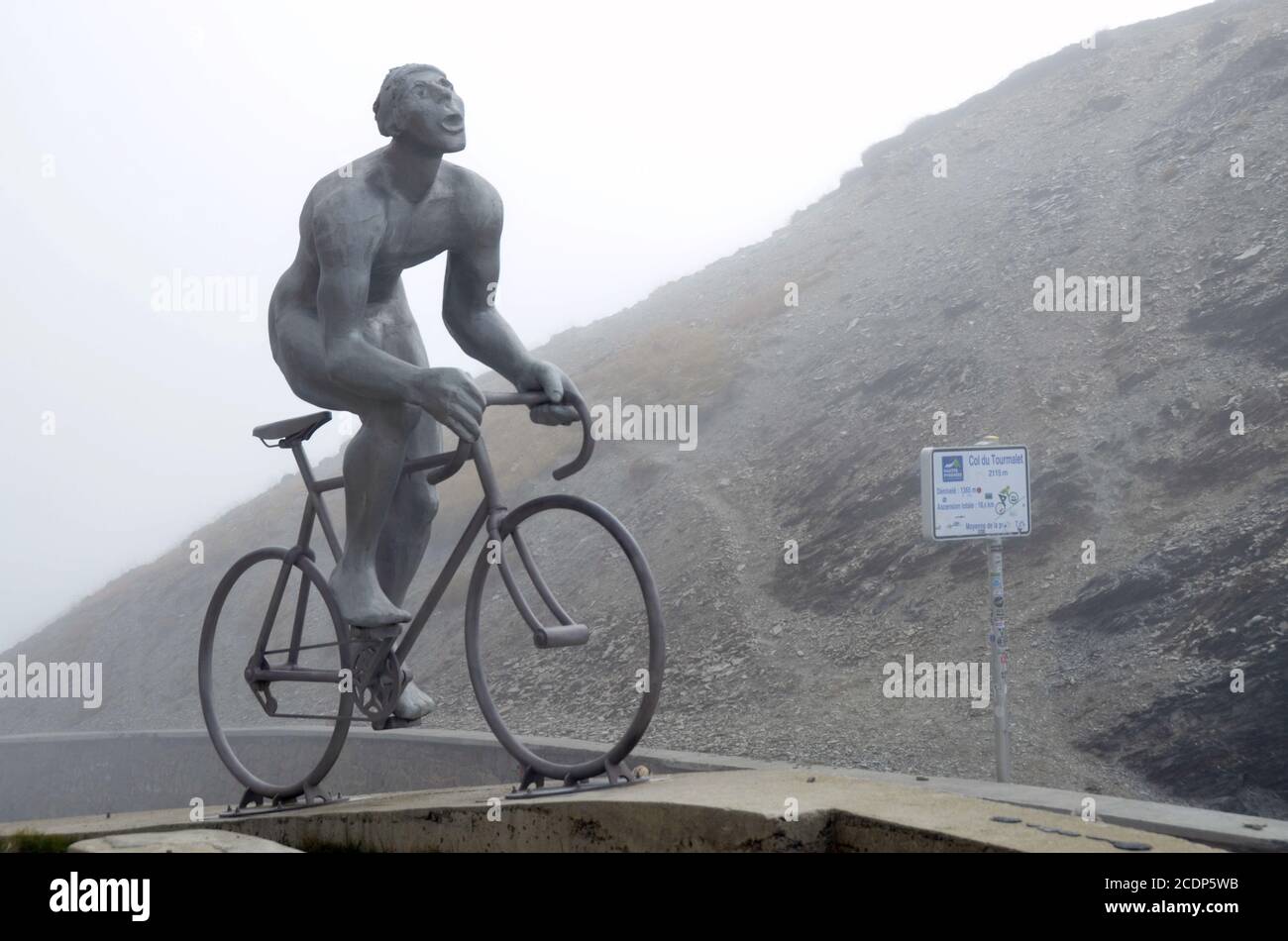 La cima del col du Tourmalet nella catena montuosa dei Pirenei (2115 m), Francia meridionale. Un'opera d'arte rende omaggio ai ciclisti del Tour de France. Foto Stock