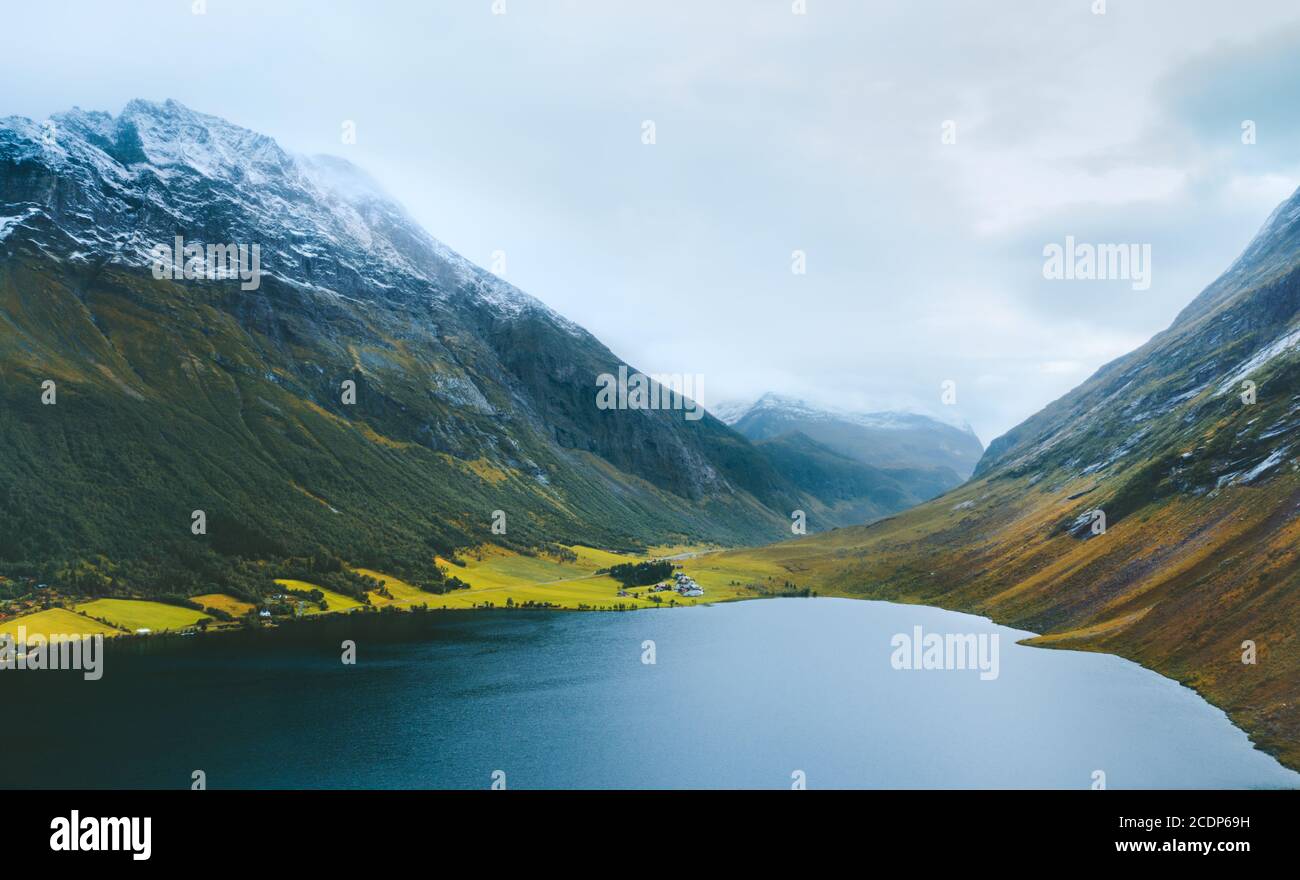 Vista aerea lago e montagne paesaggio in Norvegia destinazioni di viaggio Autunno natura scenario Ornesvingen strada per Geiranger fiordo Foto Stock