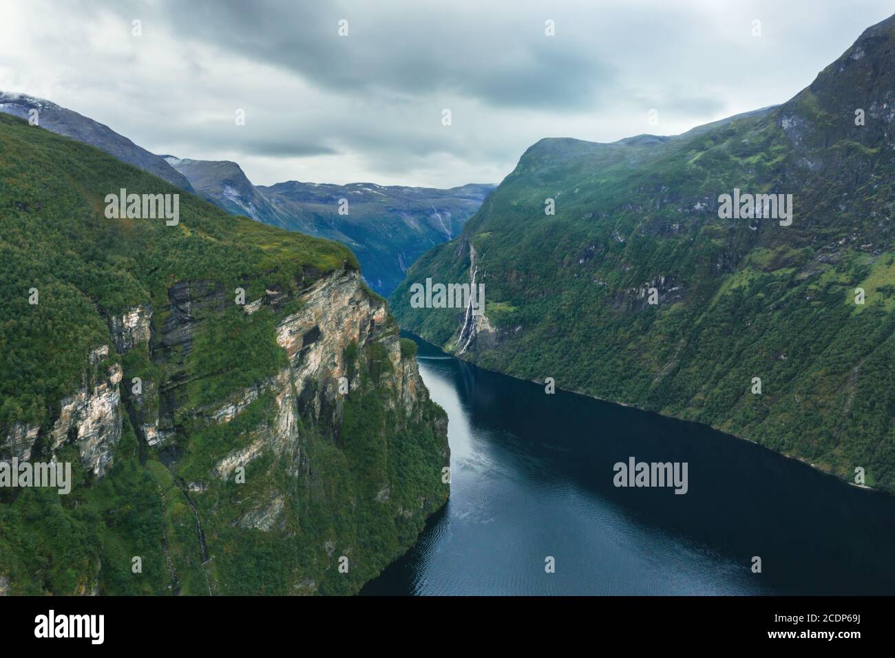 Geiranger fiordo in Norvegia vista aerea montagne sopra il paesaggio d'acqua viaggio scenario famoso naturale scandinavo monumenti della stagione estiva Foto Stock