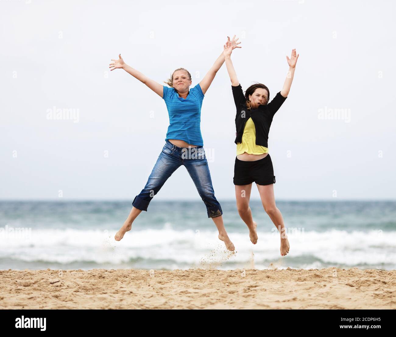 Giovani donne jump Foto Stock