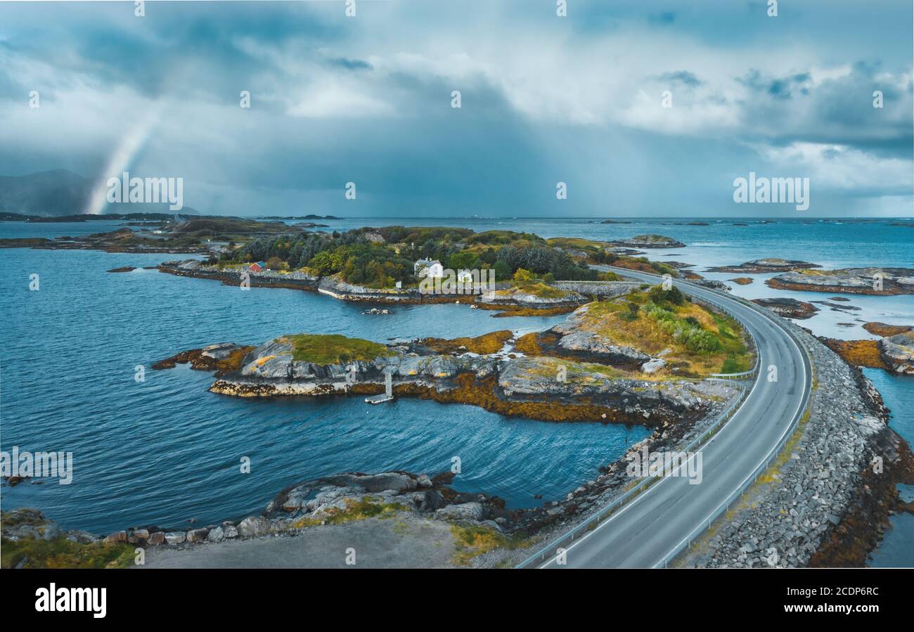 Paesaggio della strada dell'oceano Atlantico in Norvegia vista aerea tempo tempestoso nuvole natura con arcobaleno drone scenario viaggio scandinavo bello destina Foto Stock