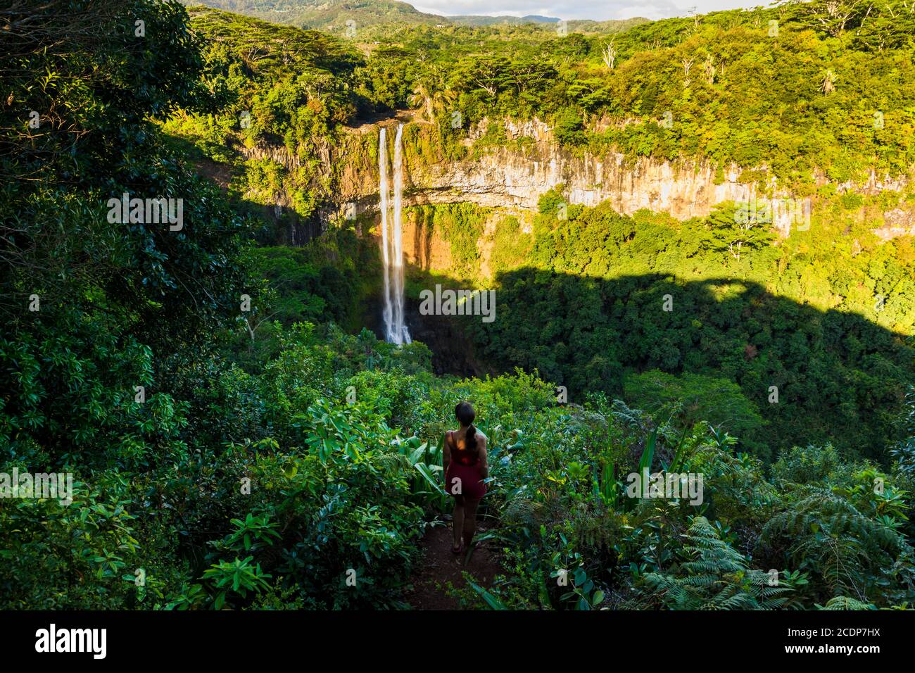 Chamarel cascata e viaggiatore donna nella giungla tropicale di Mauritius Foto Stock