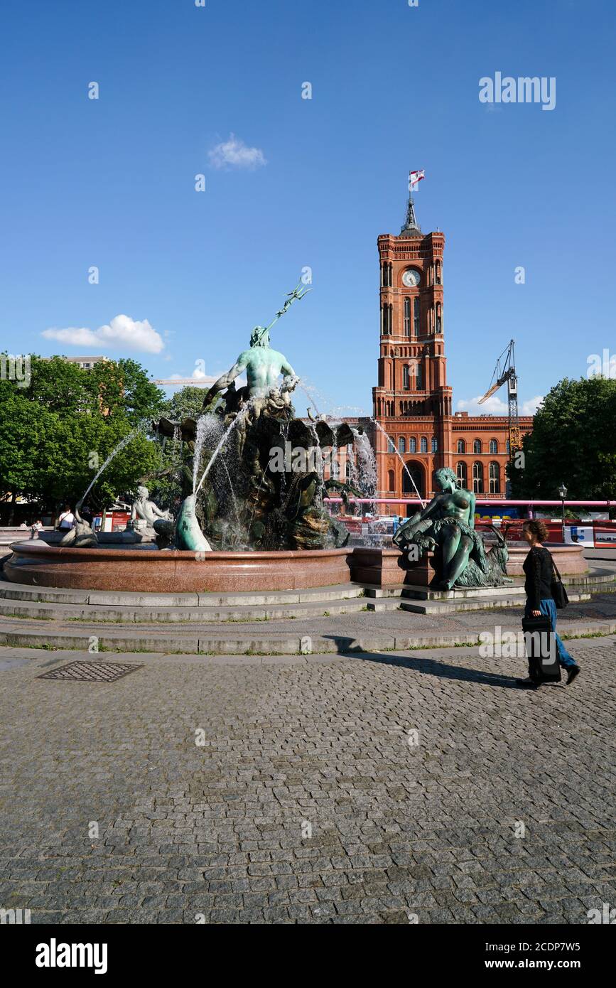 Fontana di Nettuno e il Municipio Rosso di Berlino. Due punti di riferimento e magneti turistici nel centro di Berlino Foto Stock