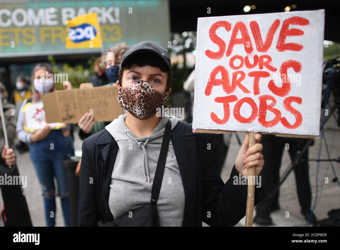 La gente si è riunita fuori del Teatro Nazionale nel centro di Londra per protestare contro più di 1,000 licenziamenti effettuati lungo la South Bank. Foto Stock