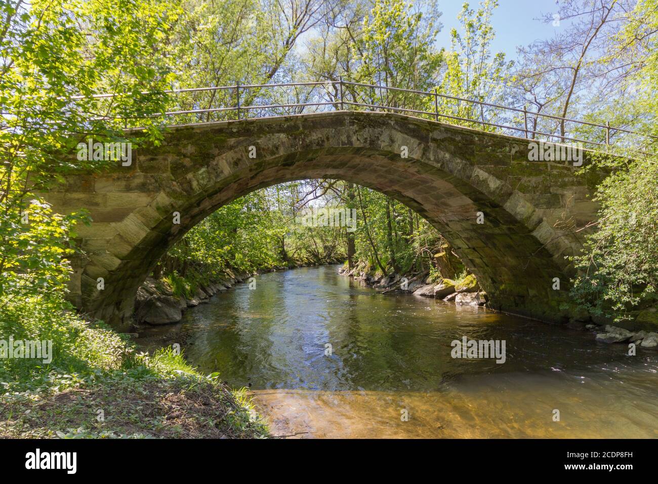 Restaurato, storico ponte ad arco del 17 ° secolo all'inizio del Baille-Maille calce aven Foto Stock