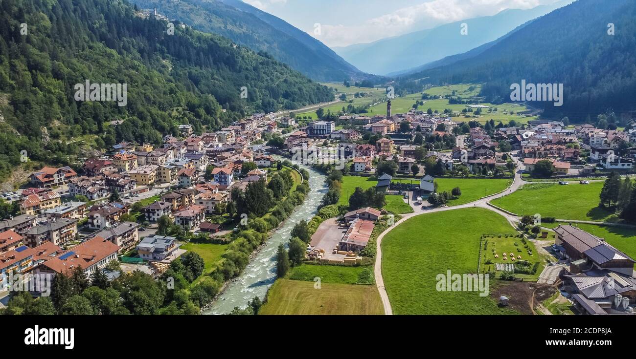 Villaggio di Pellizzano situato a 925 m s.l.m. nel cuore di uno splendido paesaggio naturale della Valle del Sole, Trentino Alto Adige, Italia settentrionale Foto Stock