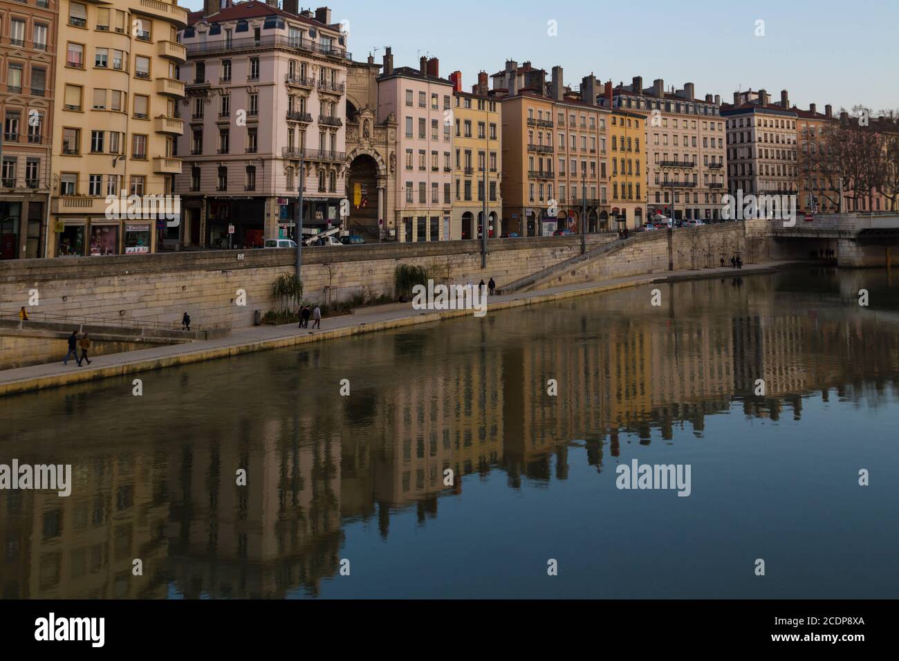 Paesaggio urbano della città di Lione vicino al fiume con i riflessi dell'edificio sull'acqua Foto Stock