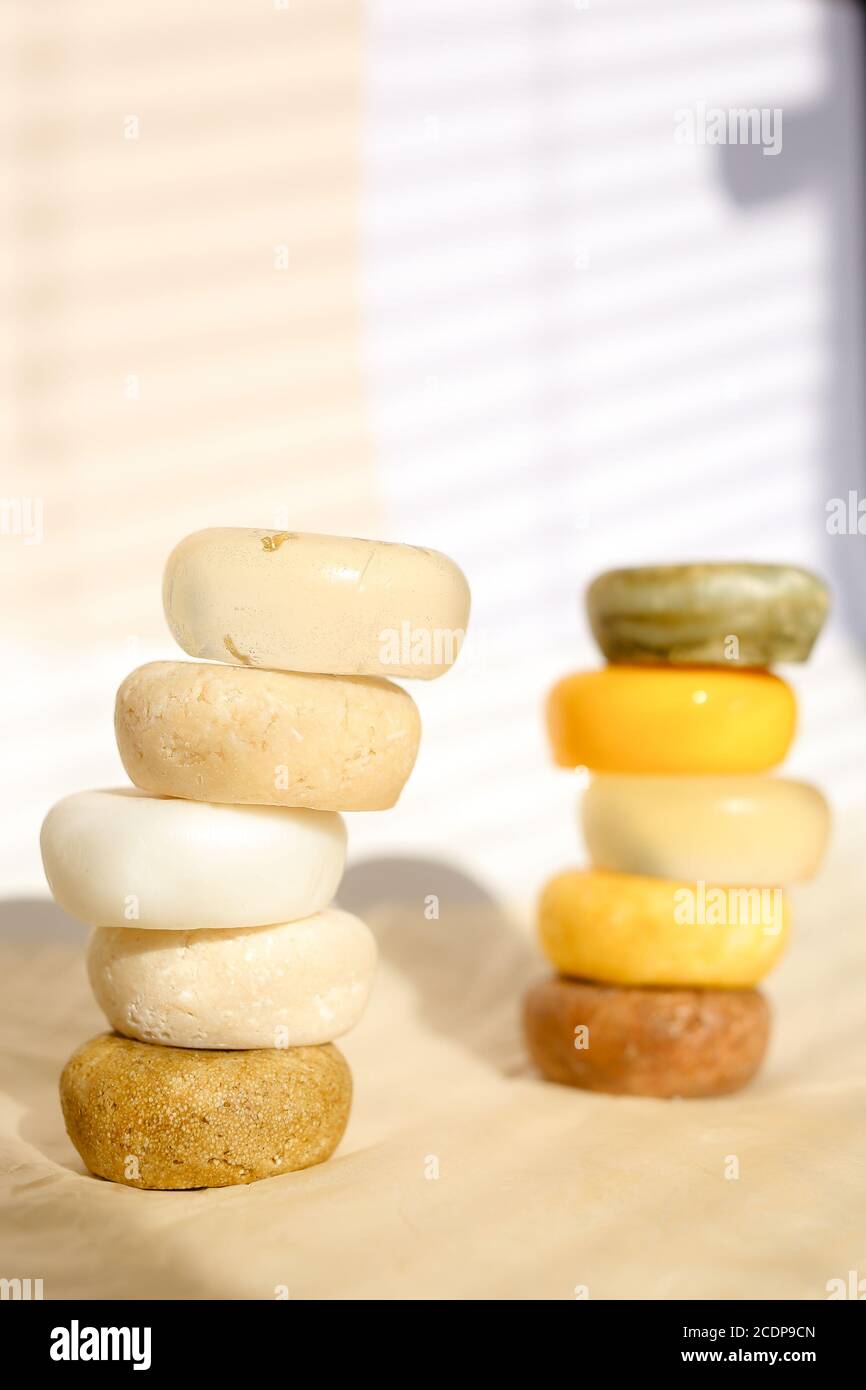 Set bar di sapone ecologico fatto in casa profumato colorato per la pelle e il corpo. Foto Stock