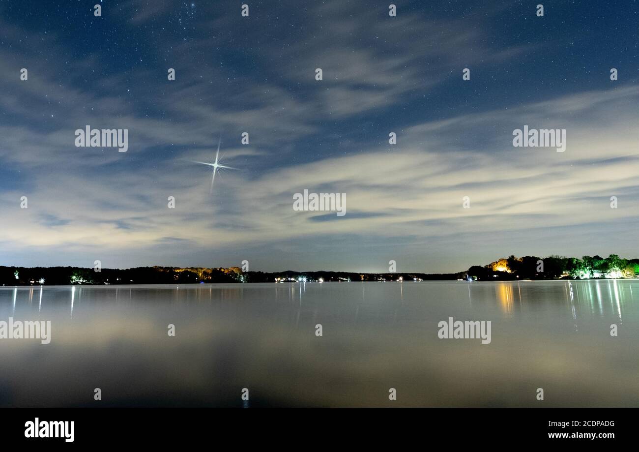 Luminosa stella natalizia nel cielo notturno sul lago Tillery In Carolina del Nord Foto Stock