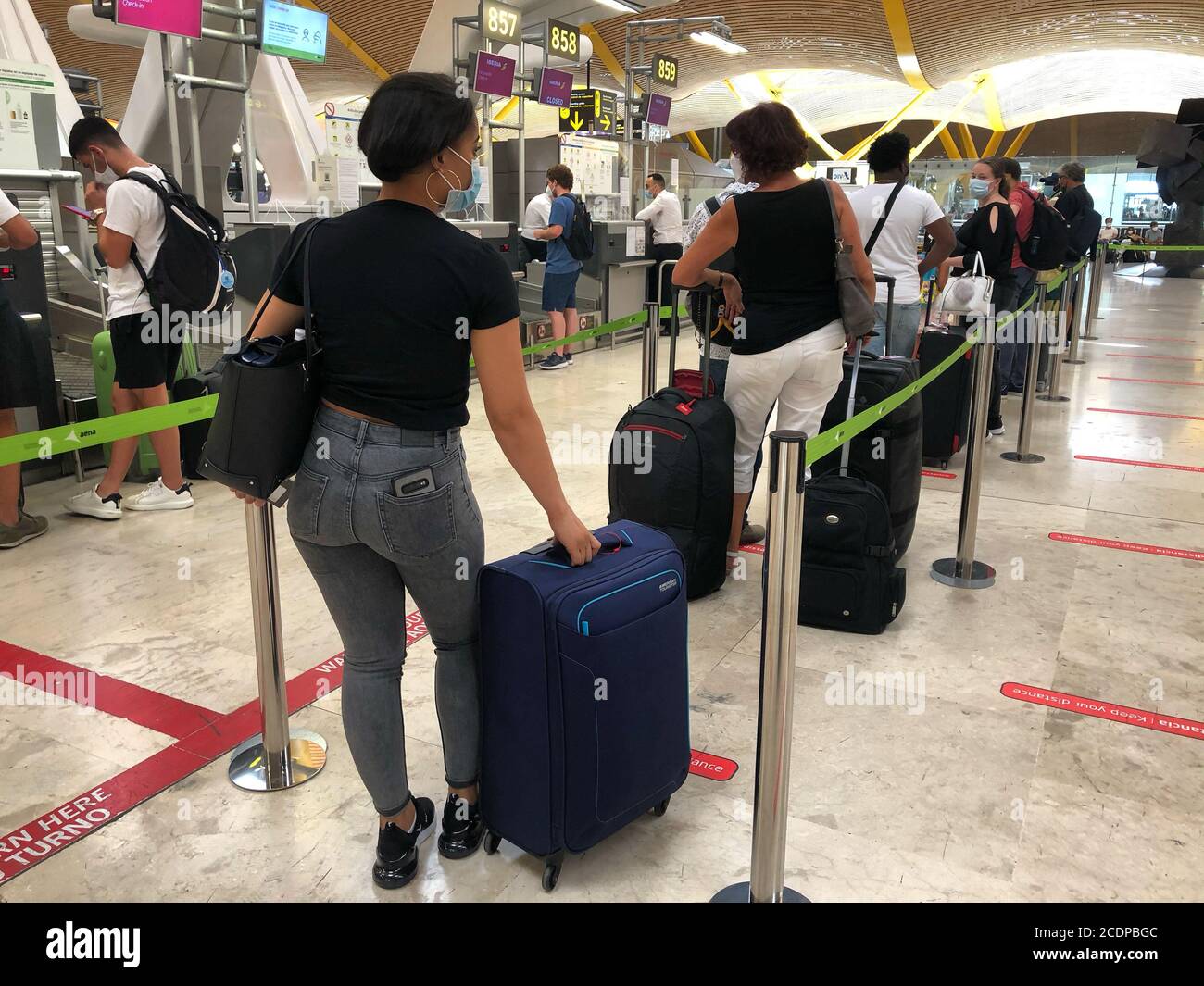 Passeggeri nell'aeroporto Adolfo Suárez Madrid Barajas durante l'estate del 2020. Foto Stock