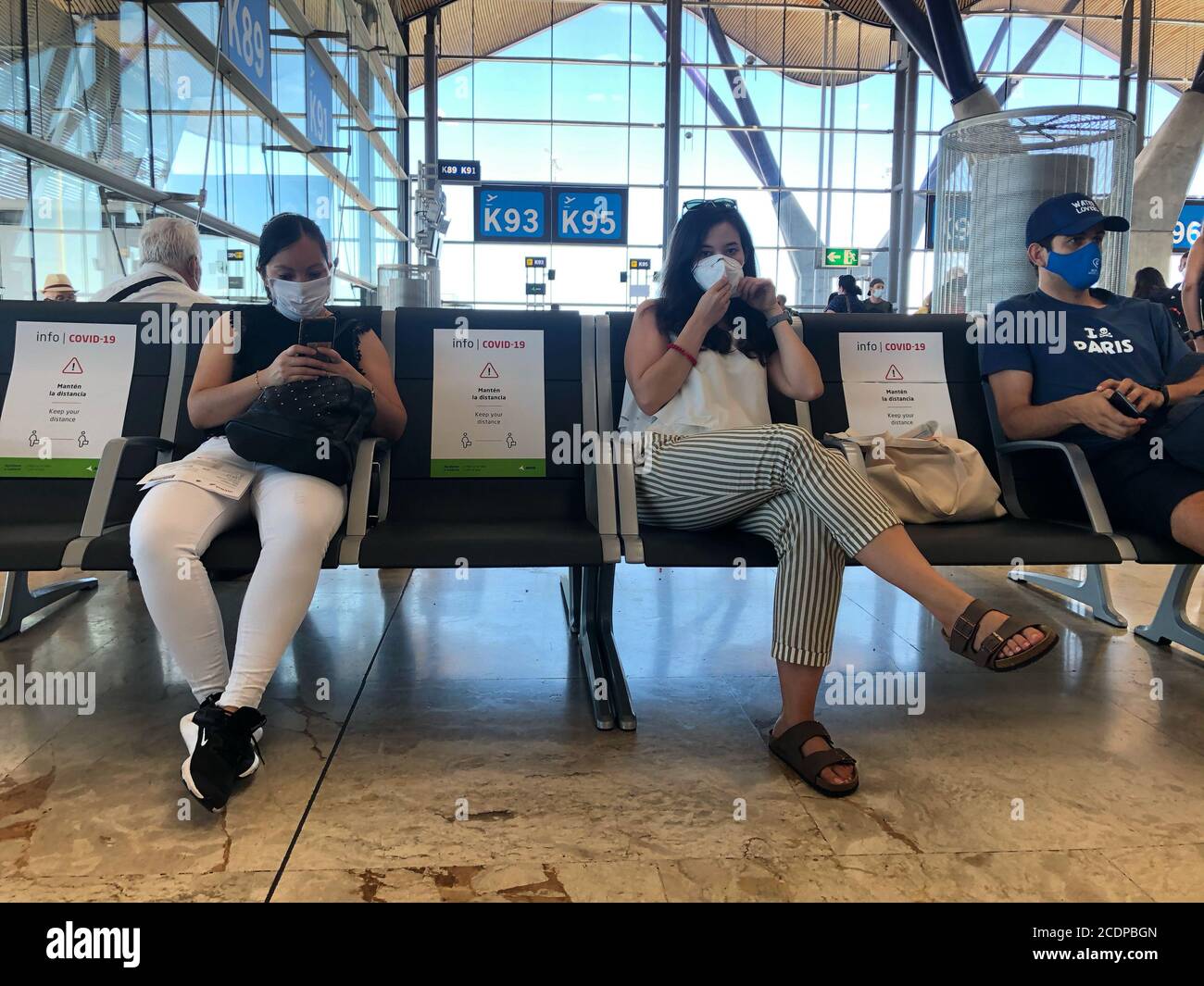 Passeggeri nell'aeroporto Adolfo Suárez Madrid Barajas durante l'estate del 2020. Foto Stock