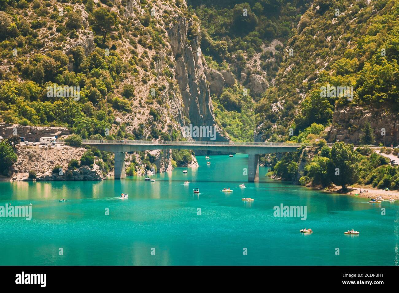 Gola di Verdon, Lago di Sainte-Croix, Francia. Ponte sul lago di Sainte-Croix nel sud-est della Francia. Provenza-Alpi-Costa Azzurra. Foto Stock