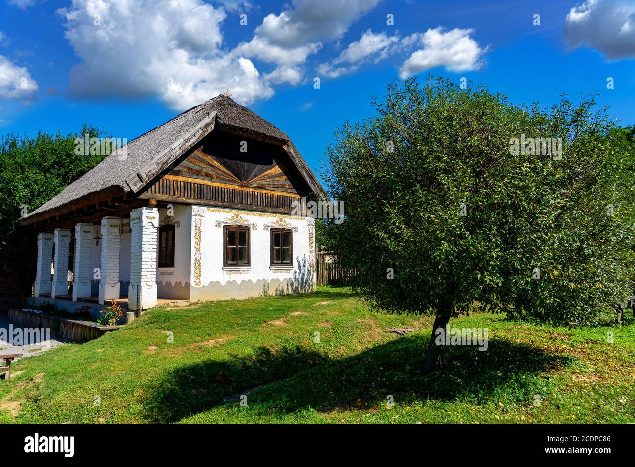 Bikal, Ungheria - 21.08.2020: Storica vecchia casa ungherese con tetto di paglia nel villaggio dei musei Foto Stock