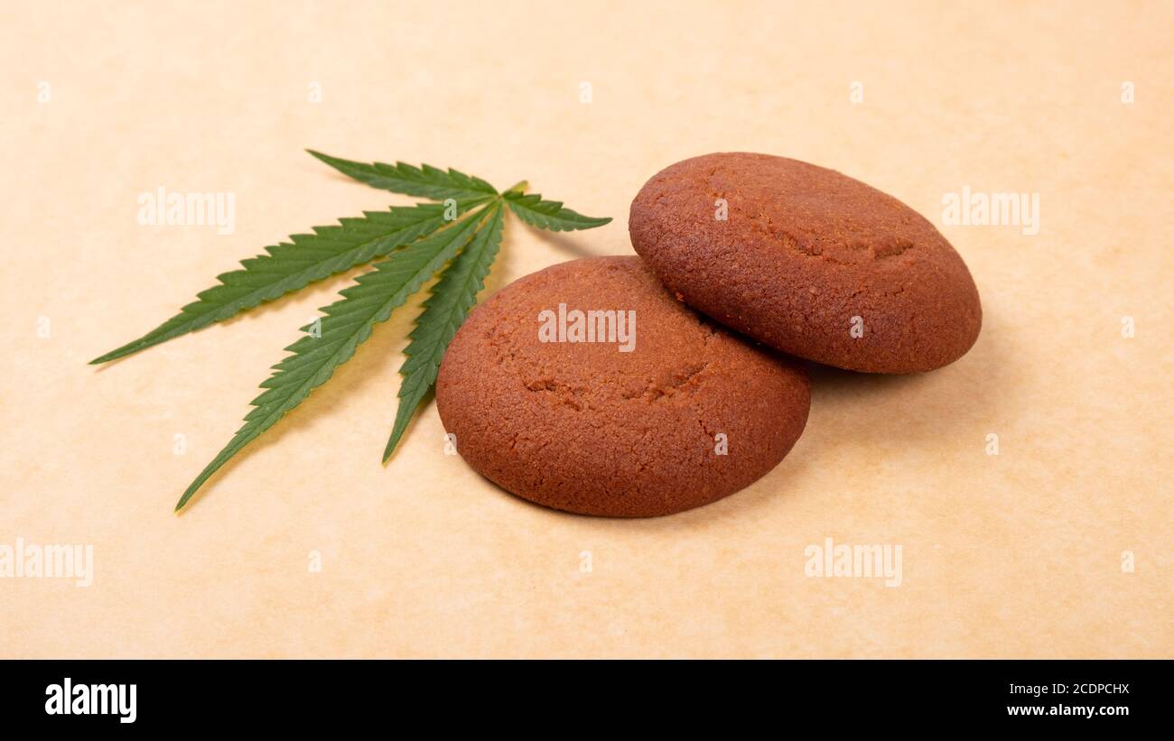 biscotti alla cannabis, marijuana a foglia verde e cibi dolci da vicino. Foto Stock