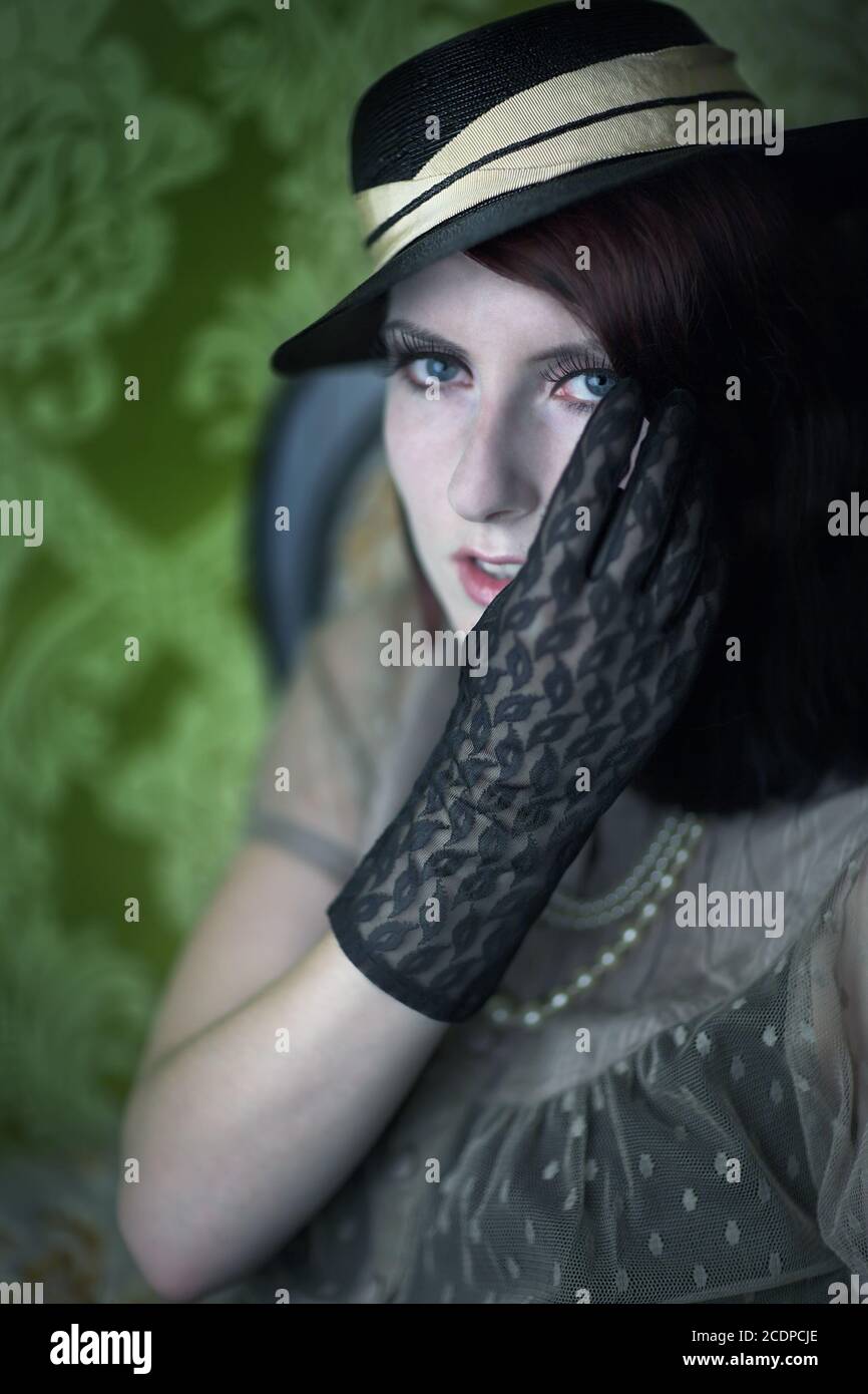 Ritratto emozionale Donna in stile anni venti, anni 20, 30 Foto Stock