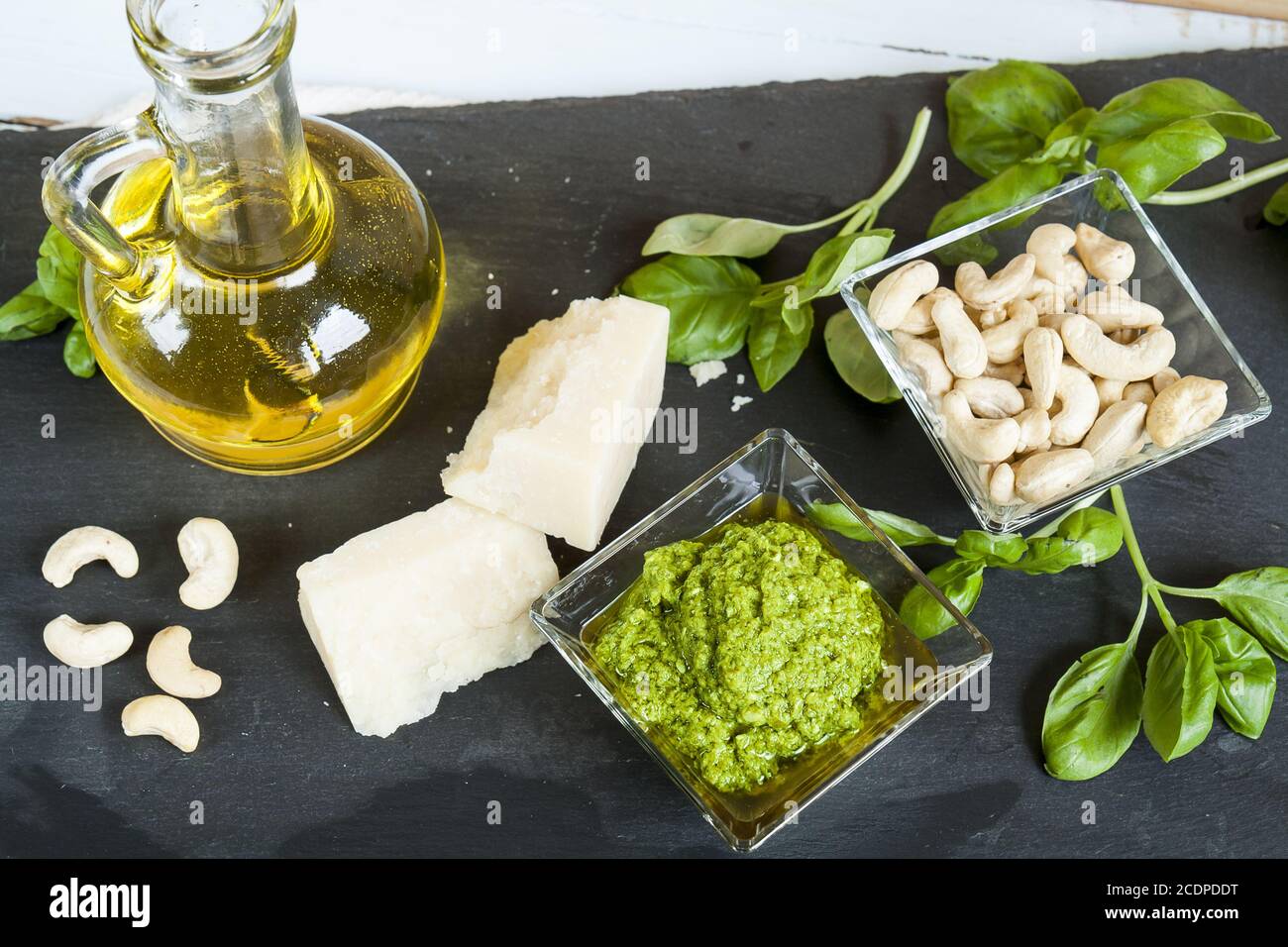 Pesto di basilico fresco foglie di parmigiano olio d'oliva e semi di anacardi Foto Stock