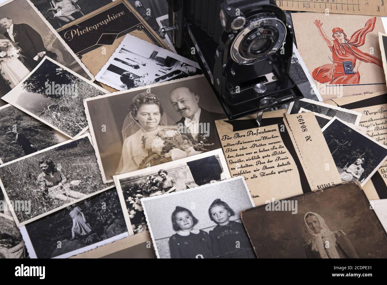 Fotografie nostalgiche con borse di film storiche e fotocamera a rullo, genealogia Foto Stock