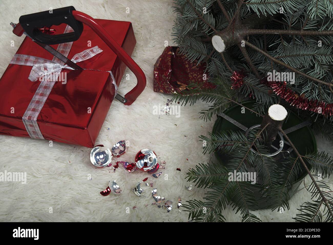 Sega seghe un regalo di Natale, scena di Natale distrutta Foto Stock