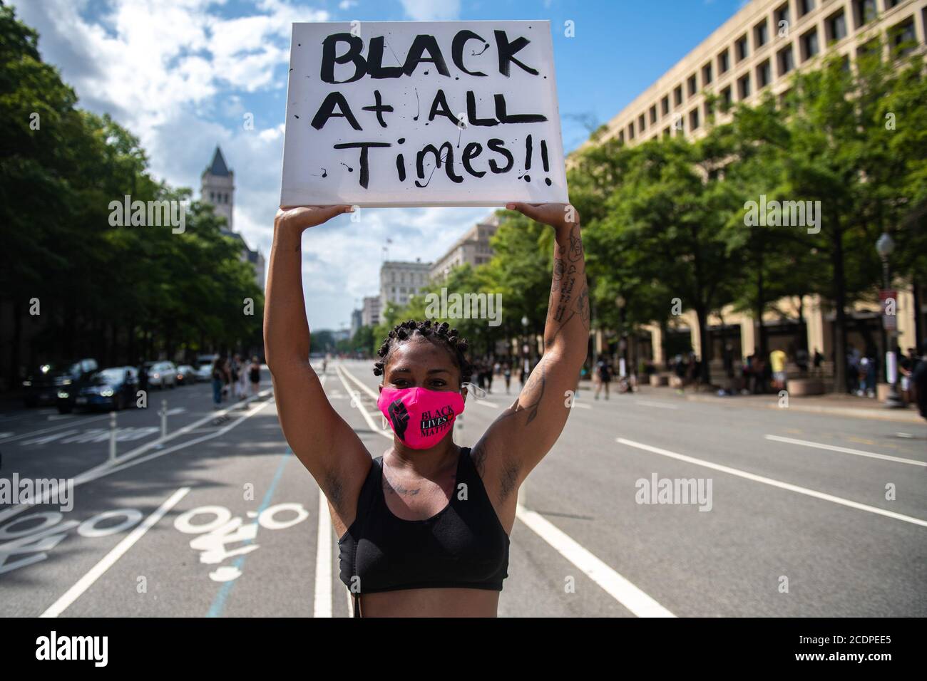 Washington, DC, Stati Uniti. 28 Agosto 2020. I manifestanti marciano come parte del "Commitment March, Get Your Knee off our necks" nel 57° anniversario del discorso "i have A Dream" di Martin Luther King durante la marcia su Washington il 28 agosto 2020 a Washington, DC Credit: Chris Tuite/Image Space/Media Punch/Alamy Live News Foto Stock