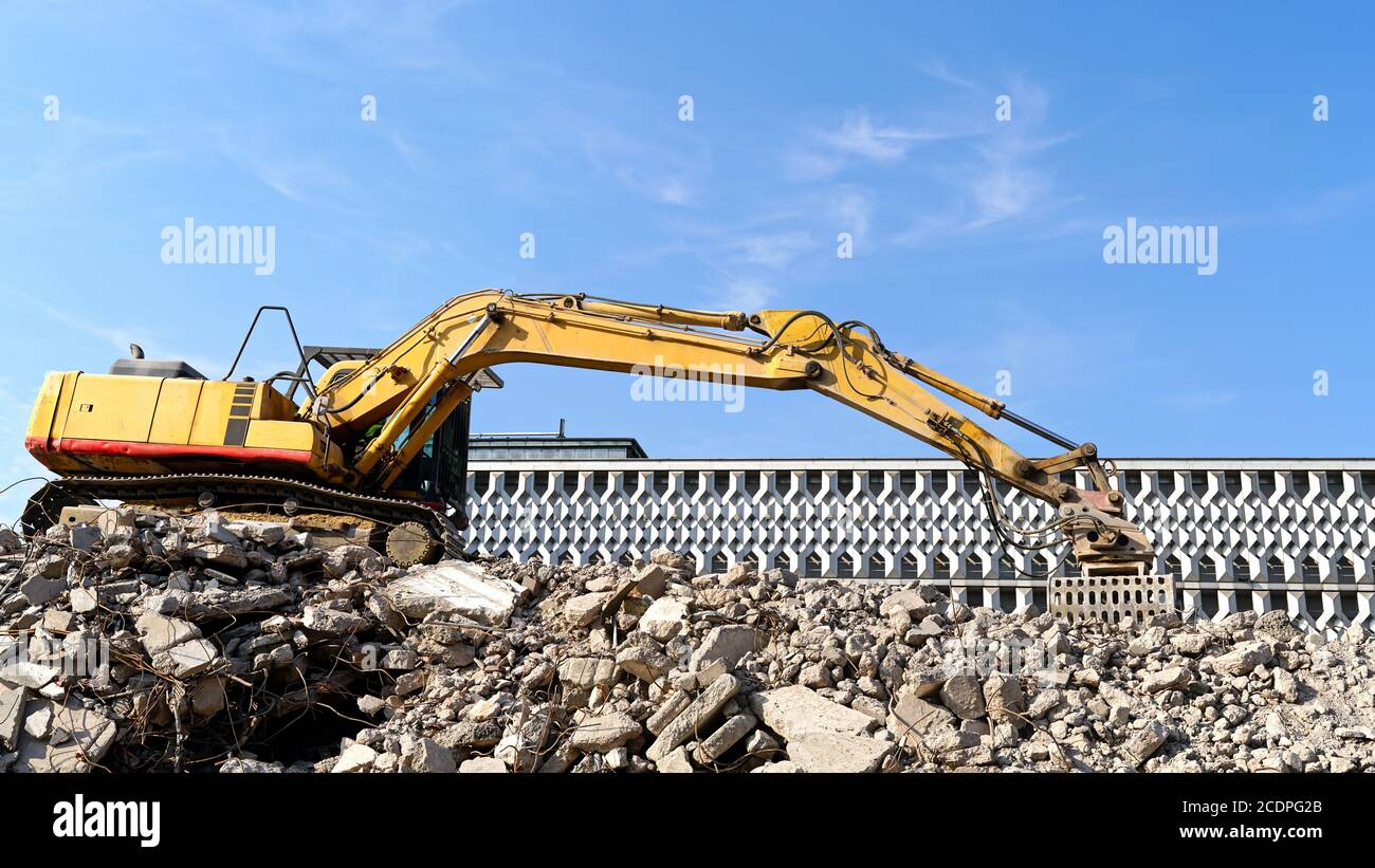 Demolizione dell'edificio residenziale blauer Bock nella città di Magdeburgo. Foto Stock