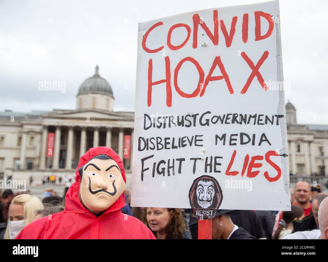 Londra, Regno Unito. 29 Agosto 2020. I gruppi Differenht, tra cui "Stand Up X", si presentano a Londra. Essi ritengono che il governo stia dicendo bugie. Non credono ai fatti di Covid e pensano che indossare maschere non aiuta. Non si fidano dei media. Dimostrazione della teoria della cospirazione a Traflgar Square, Londra. Credit: Tommy London/Alamy Live News Foto Stock