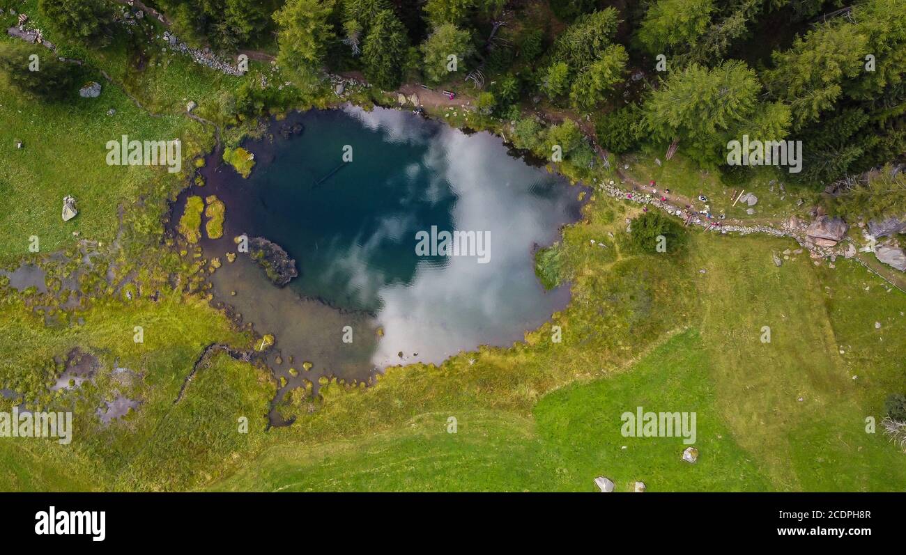 Lago di Covel in estate. Vista panoramica sul lago di Covel in Val di Pejo, Trentino Alto Adige, Italia settentrionale - Parco Nazionale dello Stelvio Foto Stock