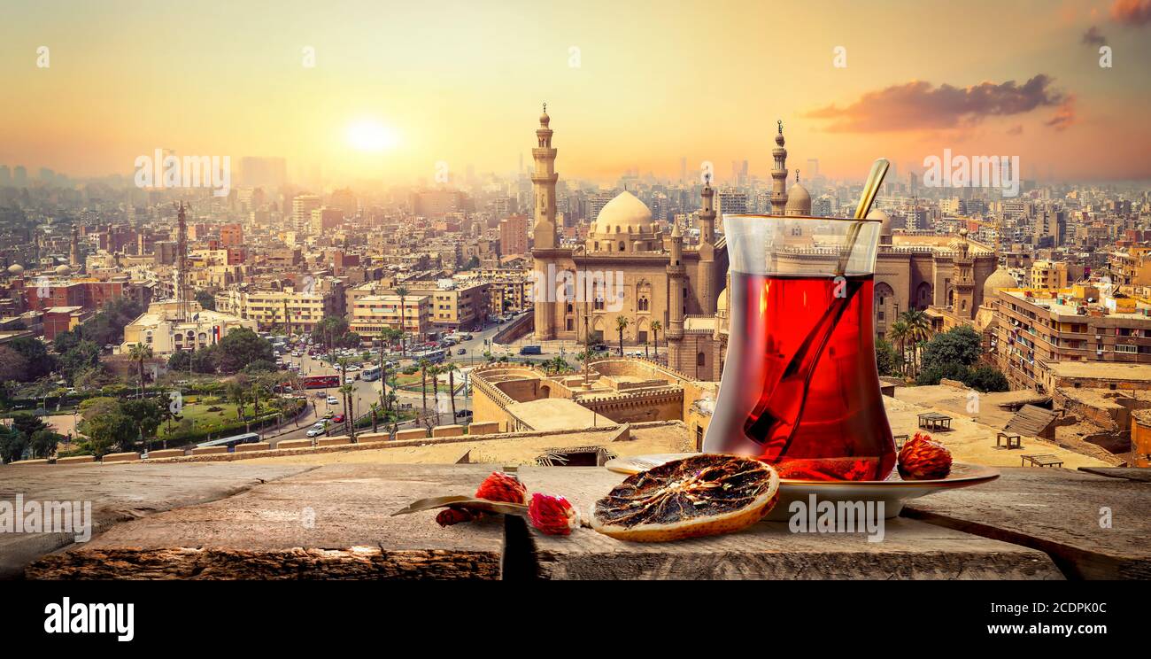Vista della Moschea Sultano Hassan al Cairo e hibiscus tè Foto Stock
