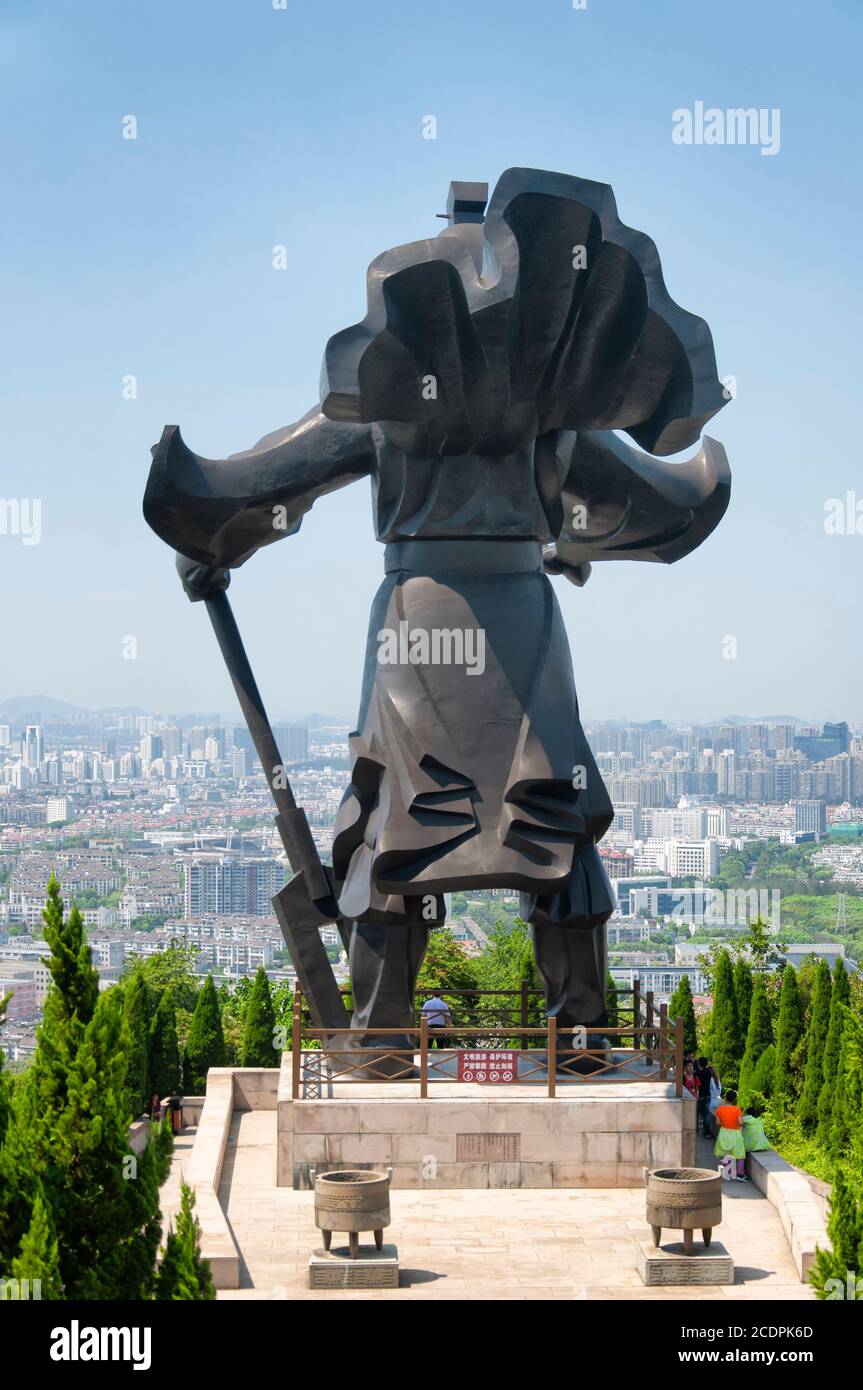 Shaoxing, Cina. 28 agosto 2016. Il retro del bronzo yu il grande fondatore della dinastia xia (2070-1600 a.C.) statua che domina la città di shaox Foto Stock