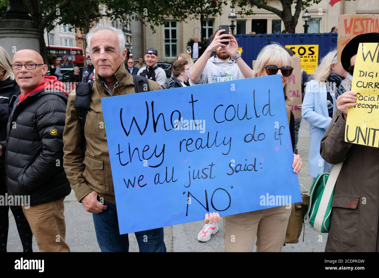 Trafalgar Square, Londra, Regno Unito. 29 agosto 2020. Teoria della cospirazione, Unite for Freedom protesta in Trafalgar Square contro la covid, il blocco del coronavirus, i vaccini, le maschere e la nuova normalità. Credit: Matthew Chpicle/Alamy Live News Foto Stock