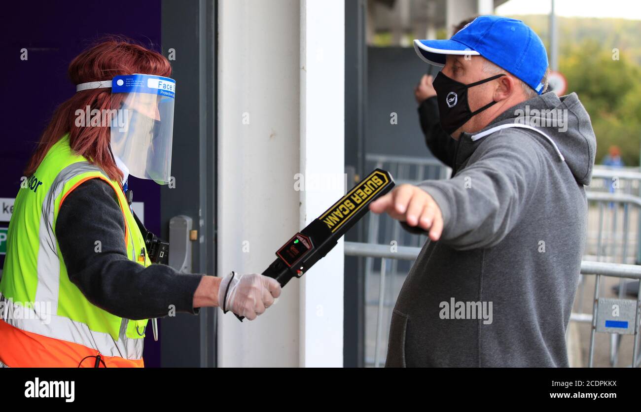 I tifosi arrivano per il pre-stagione amichevole all'AMEX Stadium di Brighton, dove fino a 2500 tifosi sono stati autorizzati a guardare la partita dopo che il governo ha annunciato un ulteriore lotto di eventi sportivi che saranno utilizzati per pilotare il ritorno sicuro degli spettatori. Foto Stock