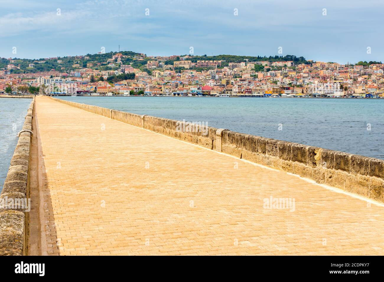 Città greca Porto Argostoli con strada sul ponte Foto Stock