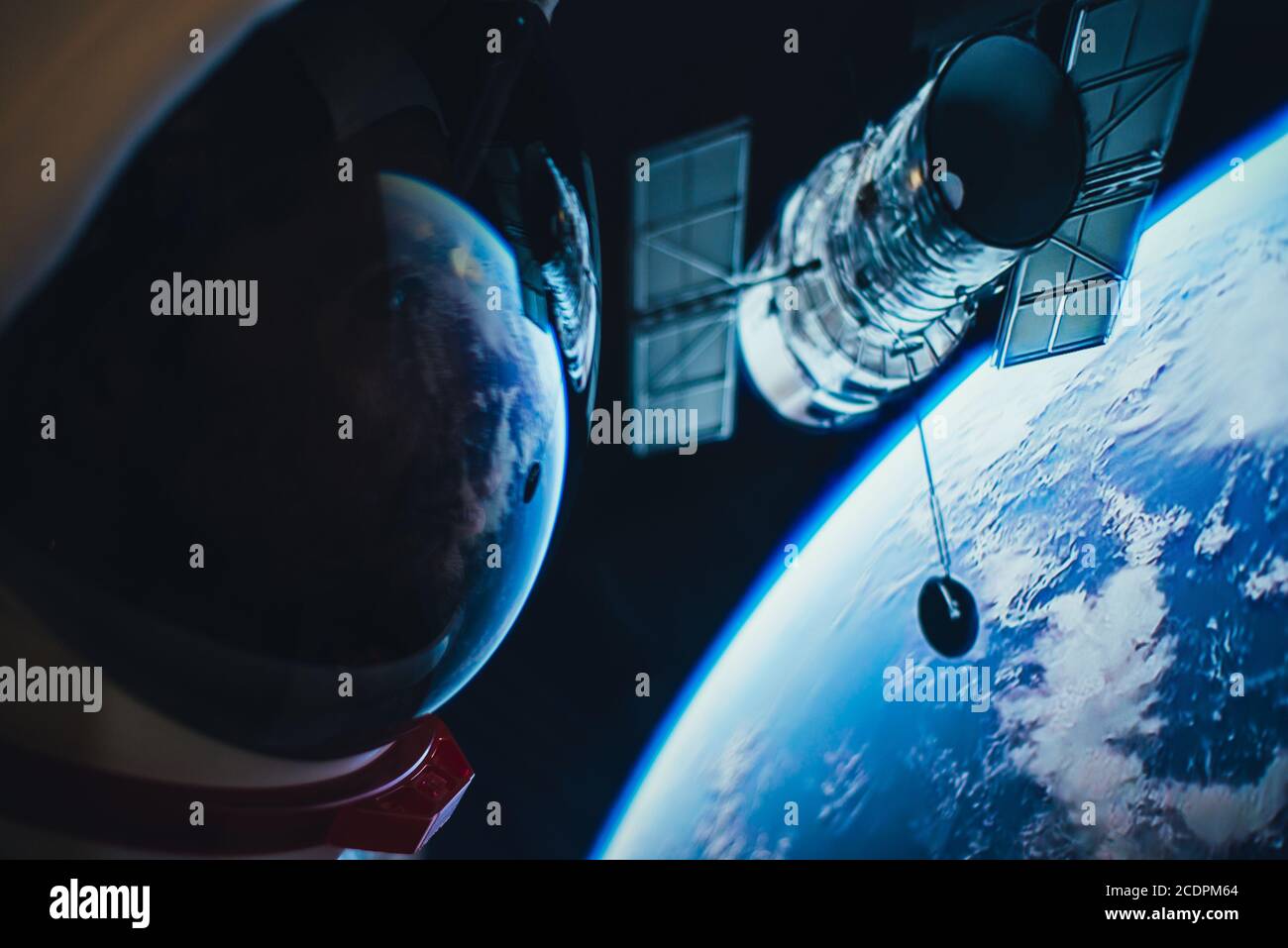 Astronauta che guarda lo spazio profondo, la galassia e i pianeti dalla finestra della sua capsula. Concetto di scienza e esplorazione spaziale Foto Stock