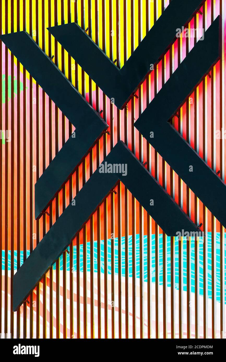 Forma tridimensionale di una X attaccata a pannelli colorati verniciati Foto Stock
