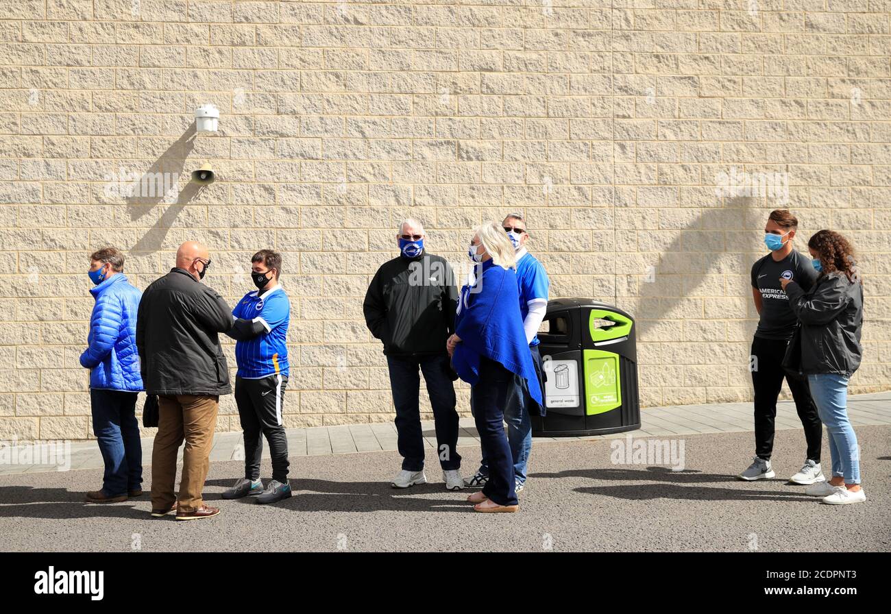 I fan si accodano per l'amichevole pre-stagione all'AMEX Stadium di Brighton, dove sono stati autorizzati fino a 2500 tifosi a guardare la partita dopo che il governo ha annunciato un'ulteriore serie di eventi sportivi che saranno utilizzati per pilotare il ritorno sicuro degli spettatori. Foto Stock